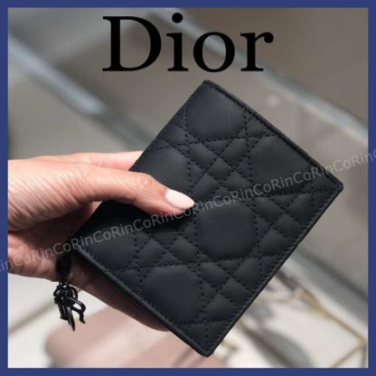 【Dior】LADY DIOR ミニ財布 レプリカ チャーム付き 三つ折り型 S0178PNMJ_M900