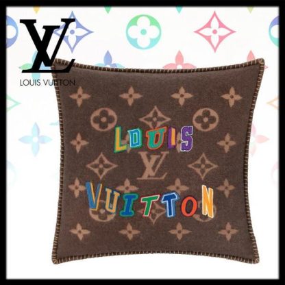 【ルイ・ヴィトン】2021年秋の新作「LETTERS CUSHION」クッション 複製品 21063017