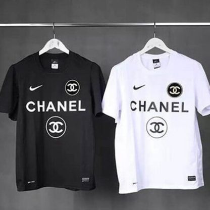 一瞬で心をつかむ♪ シャネルとナイキのコラボTシャツが新登場！少し珍しい偽ブランドの組み合わせ！COCO5 Tシャツ、選べる2色★大好評中！21072013
