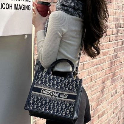 ディオールのブックトートバッグ 偽物 小サイズ M1325CZBB_M928