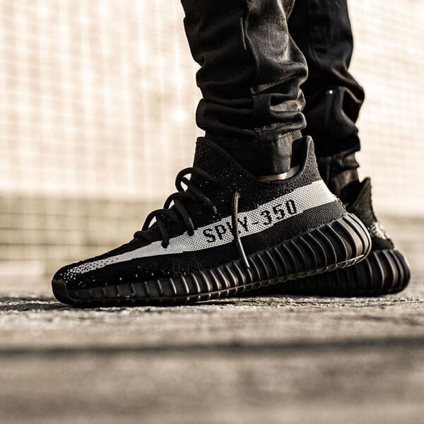 アディダスイージー Yeezy Boost 350 V2コピー Core Black White BY1604